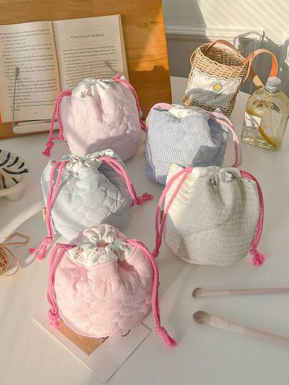 1 st blommigt lapptäcke, quiltad, stor kapacitet, multifunktionell förvaringsväska, dragsko, sminkväska, bärbar reseväska, sminkborste, förvaringsväska för kosmetika, mångsidig förvaring för läppstift, borste, hudvård, handkräm, hårspännen, smycken, mynt etc., sminkväska, hudvårdsväska, necessär, packkuber, brudtärnepresenter, mors dag-presenter, födelsedagspresenter, alla hjärtans dag-present, skolstartspresenter, researtiklar, kryssningsartiklar, studenthemsartiklar