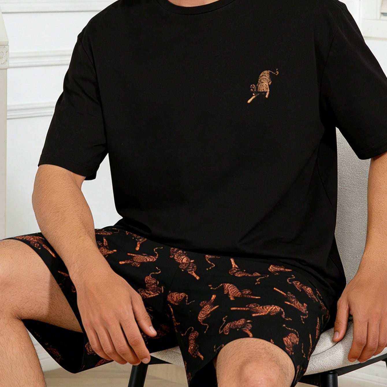 Conjunto de pijama de verano para hombres: Camiseta de cuello redondo delgado con estampado de tigre de manga corta y pantalones cortos, conjunto info