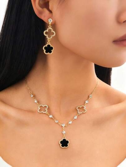 Bộ trang sức sang trọng, cao cấp gồm dây chuyền và bông tai mặt dây chuyền hình cỏ ba lá và cỏ bốn lá đính đá lấp lánh dành cho nữ.