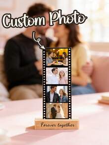 可定制亚克力照片展示架 - 支持照片和文字个性化定制。可容纳2张、3张或4张照片，搭配精心打造的天然木质底座。采用经典电影主题设计。是婚礼装饰、订婚照展示和桌面摆设的理想之选。 - 彩色 - 查看 8