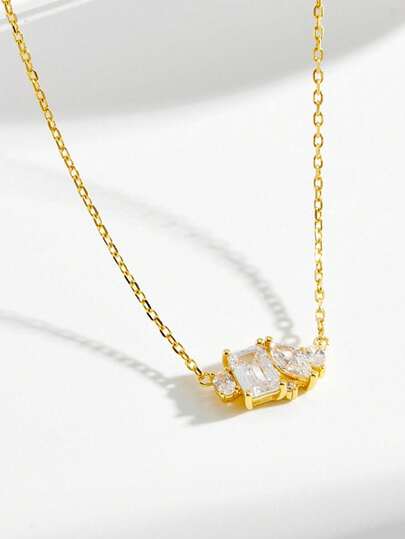 1件不对称锆石镶嵌纯银项链，时尚精致，适合女性日常佩戴。