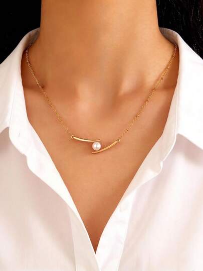 1件时尚百搭的锌合金弯管树脂仿珍珠项链，适合作为女性日常佩戴的礼物