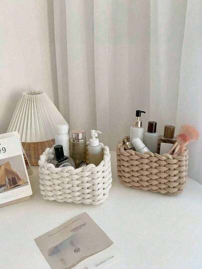 Hộp đựng mỹ phẩm thủ công làm từ dây cotton dày, hoàn hảo để sắp xếp cọ trang điểm, sản phẩm chăm sóc da, son môi, phấn mắt, sơn móng tay và các vật dụng làm đẹp nhỏ khác. Bên trong rộng rãi, lý tưởng cho du lịch và nghỉ dưỡng.