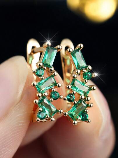 1 par de elegantes pendientes de aro con cluster de circonita verde talla baguette en tono dorado, joyas brillantes como regalo para mujeres para usar en fiestas