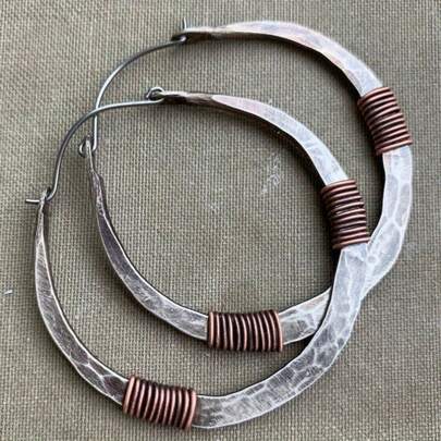 一对双色锤纹铜质C形耳环，适合女性佩戴，波西米亚风个性耳环，复古垂坠饰品，适合音乐节佩戴