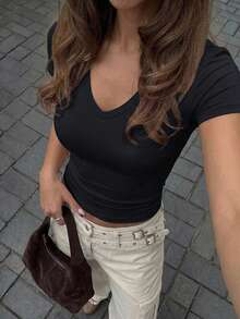 Vaiaye 女士纯色 V 领短袖性感修身 Y2K 风格 T 恤，适合日常休闲穿着，黑色，夏季款 - 黑色 - 查看 7