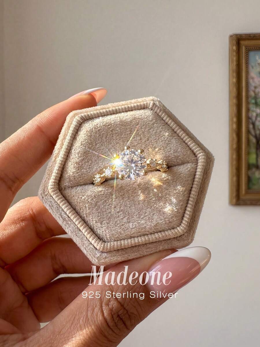 MADEONE 1 chiếc nhẫn bạc 925 cao cấp, đính đá Zirconia đơn với sáu chấu giữ đá, thiết kế tối giản thanh lịch, phù hợp cho nữ giới đeo hàng ngày, dự tiệc và các dịp khác, chất lượng cao, món quà trang sức tinh tế. - Vàng - Xem 1