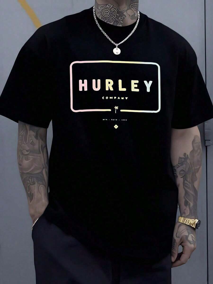 Gráfico con marco rectangular de colores degradados que encierra el nombre Hurley transmitiendo energía juvenil y espíritu aventurero ideal para quienes buscan comodidad y estilo contemporáneo camiseta de hombre 220g 100% algodón - Negro - Ver 1