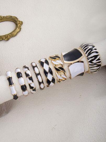 一款时尚的欧美夸张几何经典黑白撞色珐琅开口弹力手链，百搭实用，适合日常佩戴、派对和度假等场合。