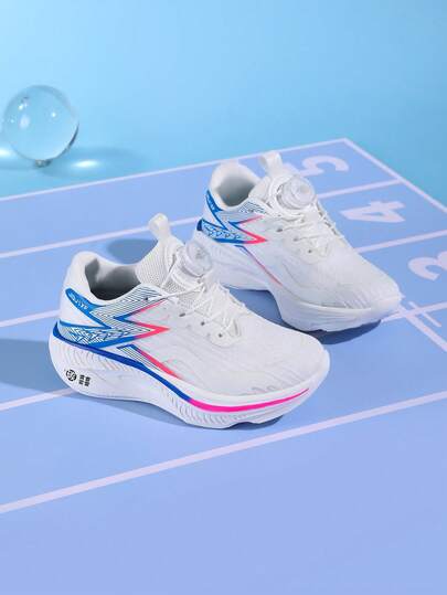 户外休闲运动鞋、篮球鞋、竞速跑鞋，旋转系带系统方便穿脱，透气网眼鞋面，舒适，撞色设计，闪电图案，校园风运动鞋