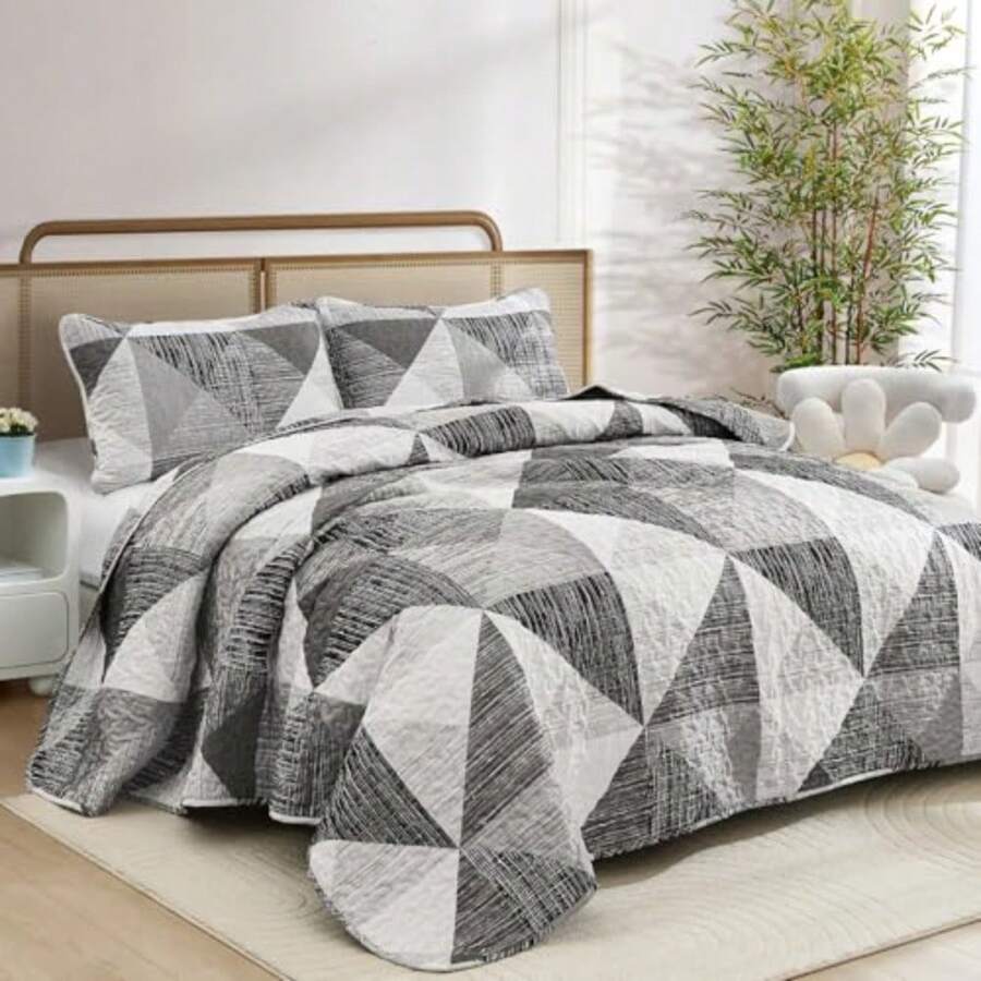 Quilt Queen Size Grey 3 Pieces Patchwork Bedspread Bedding for Queen Size Bed Soft Lightweight Microfiber Geometric Coverlet Set for All Season Quilt with 2 Pillowcases - Gris - Ver 1