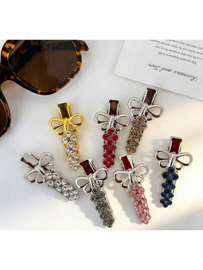 1 chiếc kẹp tóc kiểu Hàn Quốc nữ tính hình nơ đính kim cương lấp lánh nhiều màu sắc, kẹp tóc mái đính kim cương giả, kẹp tóc lệch bên tinh tế, kiểu dáng mới, đơn giản, thanh lịch, dễ thương, phong cách Ins, nhỏ nhắn, tươi mới, cổ điển, sang trọng nhẹ nhàng, bền, không làm tổn thương tóc, đa năng, nhiều màu sắc, phụ kiện tóc cá tính, phù hợp sử dụng hàng ngày, khi gội đầu, đi học, đi biển, kỳ nghỉ, đi làm, dự tiệc, ngày lễ, quà sinh nhật, mùa tựu trường, đa năng, đi chơi.