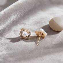 1 Đôi bông tai ngọc trai xoắn rỗng, thiết kế tinh tế, kiểu dáng tối giản thanh lịch, thể hiện sự nhẹ nhàng sang trọng, phù hợp cho cả ngày thường, hẹn hò và dự tiệc. - Vàng - Xem 6