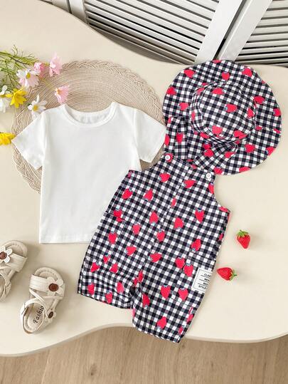 Bộ đồ hè 3 món cho bé gái: Áo thun trơn màu + Quần yếm kẻ caro hình dâu tây + Mũ, kiểu dáng thường ngày dễ thương.