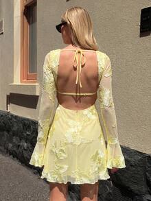 黄色优雅露背打结花卉贴花迷你连衣裙，薄纱长喇叭袖，优雅时尚度假风连衣裙，适合夜间约会、海滩度假、度假村晚宴、夏季假期、毕业派对、节日庆典、日常出行等场合。 - 黃色 - 查看 2