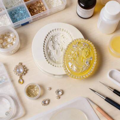 1 Khuôn silicon mini màu be kiểu dáng châu Âu cổ điển, thích hợp để làm ghim cài áo, tem, nến và đồ trang trí bằng thạch cao, dễ dàng tháo khuôn, có thể tái sử dụng.