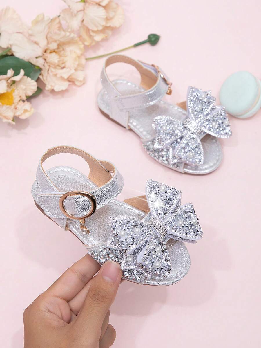 Giày sandal mới năm 2026 cho bé gái, giày công chúa cho trẻ em với nơ đính đá, giày đi biển cho bé gái học sinh, giày mùa hè. - Bạc - Xem 1