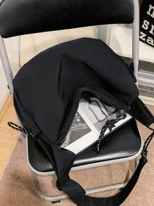 男士尼龙单肩包，大容量，时尚纯色，旅行/假日礼物，户外/骑行/露营斜挎包，夏季返校学生用品，学院风单肩包，新生活必备，高中运动背包 - 黑色 - 查看 4