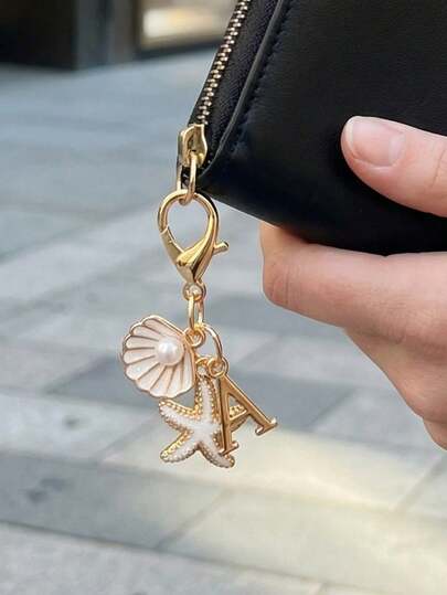 1 Móc khóa chữ cái phong cách Bohemian màu vàng với họa tiết vỏ sò và sao biển, nhiều lựa chọn chữ cái từ A đến Z - Hoàn hảo cho chủ đề ngày lễ và bãi biển. Món quà lý tưởng hoặc vật trang trí cho ba lô, ví và túi xách! Một món quà tuyệt vời cho bạn bè, bạn học và người thân yêu.