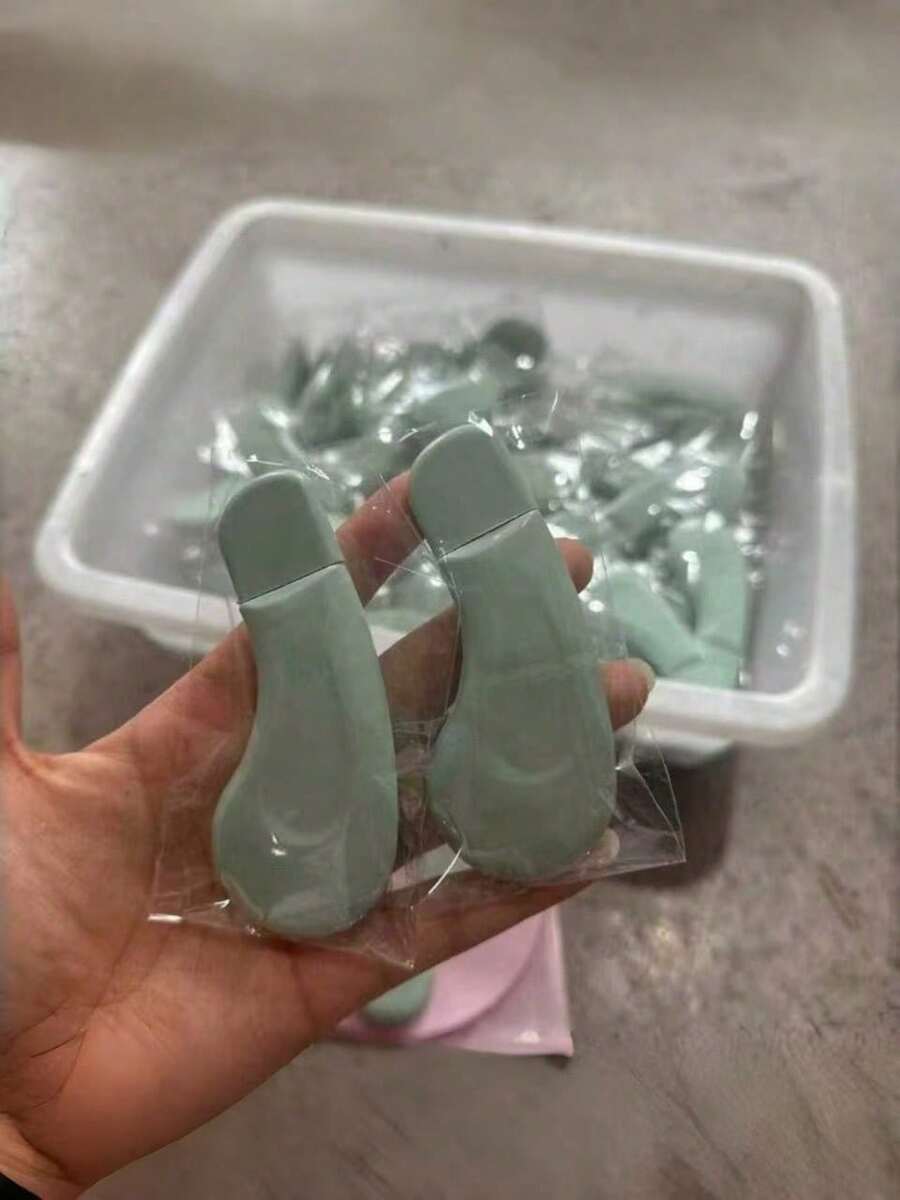 1 手动黑头去除器，黑头去除工具，深层毛孔清洁刮刀，黑头导出工具，毛孔清洁大师，粉刺导出器，白头去除器，面部清洁工具，美容护理工具，非电动护肤刷，纹理表面，薄荷绿手柄，易于握持，毛孔清洁配件，护肤软胶美容