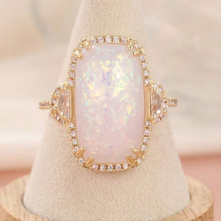 这款戒指展现出丰富的手工质感，独特的纹理完美融合了粗犷的工业风和精致优雅的气质。它非常适合在音乐节和户外露营活动中佩戴。 - 金色 - 查看 10