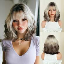 女士短款波浪卷发假发，铂金色渐变至棕色，带刘海，12英寸短款波浪卷发假发，深色发根，天然合成纤维，耐热假发，适合日常角色扮演、音乐节派对等场合佩戴。 - Platinum - 查看 12