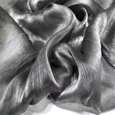 1 Tấm vải organza màu xám bóng, họa tiết gợn sóng nước, chất liệu mềm mại và mịn màng như lụa. Thích hợp để may quần áo, váy, đầm dạ hội, rèm cửa, trang trí nội thất, đồ thủ công may vá DIY, v.v.