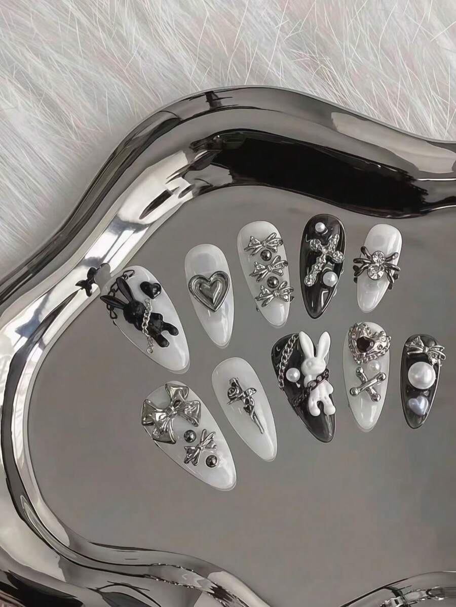 10片中长款杏仁形朋克风自粘美甲贴纸，未来主义金属设计，包含黑白兔子、金属蝴蝶结、蜘蛛、爱心和珍珠链元素，展现性感魅力。 - 黑與白 - 查看 1