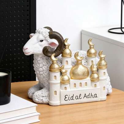 宰牲节树脂公羊雕塑摆件 - 装饰性绵羊，饰以清真寺和金色新月图案，是斋月/宰牲节家居装饰、桌面摆件、置物架和伊斯兰主题角落的理想之选。增添节日文化氛围，是宰牲节礼物和家居装饰的绝佳选择。