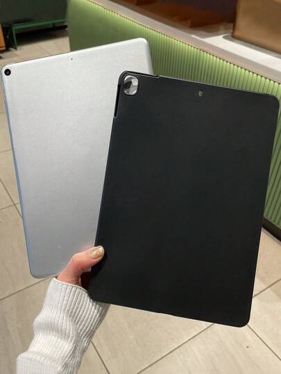 1个极简黑色哑光软TPU平板电脑保护套，轻薄便携，防刮耐磨，防摔耐用，触感顺滑，防指纹，精致哑光表面，实用时尚，适合学生、上班族、平板电脑爱好者，也是馈赠佳品，兼容iPad A16平板电脑。