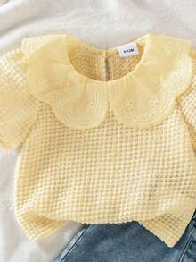 Bộ 2 món cho bé gái gồm áo thun tay cánh hoa cổ bèo và quần short denim, trang phục thường ngày đa năng và tiện dụng cho các dịp lễ hội. - Màu vàng - Xem 4