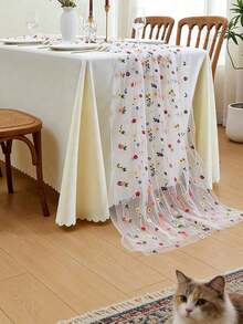 1Pc This Embroidered Table Runner Features Colorful Small Flower Patterns On A Semi-Transparent Mesh Fabric,Creating A Simple And Fresh Style. The Floral Pattern Makes This Sheer Table Runner Suitable For All Seasons,And It's Perfect For Decorating Dining Tables In Bedrooms,Living Rooms,Parties,And Weddings. - 11.81*70.87 英寸 - 查看 8