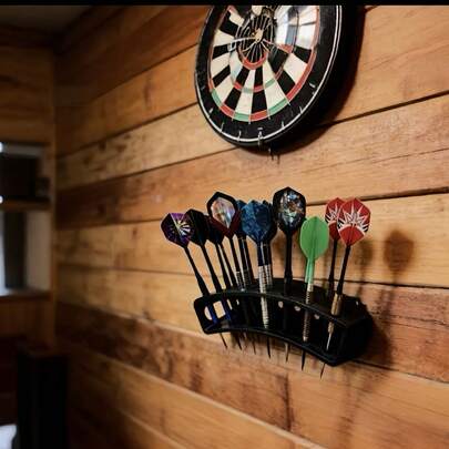 1个飞镖展示架，飞镖爱好者的必备收纳方案！弧形凹槽设计可整齐收纳多支飞镖，镖翼和镖杆排列有序，既能保护飞镖免受损坏，又能清晰展示您收藏中每支飞镖的独特设计。