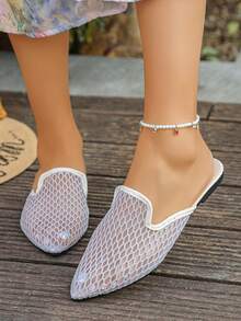 Lưới màu trắng với họa tiết hình thoi màu xanh lam.