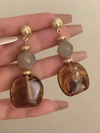 Đôi bông tai dáng dài thời trang dành cho nữ, mang phong cách Hồng Kông cổ điển với hạt nhựa và mặt dây chuyền hình học, hoàn hảo cho trang phục thường ngày, các bữa tiệc và quà tặng lễ hội.