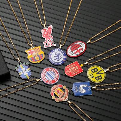 FIFA FIFA 这款足球队队徽彩色合金项链，包含阿根廷、巴西、德国国家队以及皇家马德里、巴塞罗那、尤文图斯俱乐部的队徽。采用优质合金材质，经电镀工艺处理，色彩鲜艳不易褪色，质感高级，且防过敏。搭配精致链条，时尚百搭，适合日常佩戴和比赛加油助威。是足球迷的理想配饰和精美纪念品。