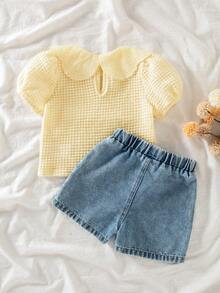Bộ 2 món cho bé gái gồm áo thun tay cánh hoa cổ bèo và quần short denim, trang phục thường ngày đa năng và tiện dụng cho các dịp lễ hội. - Màu vàng - Xem 2