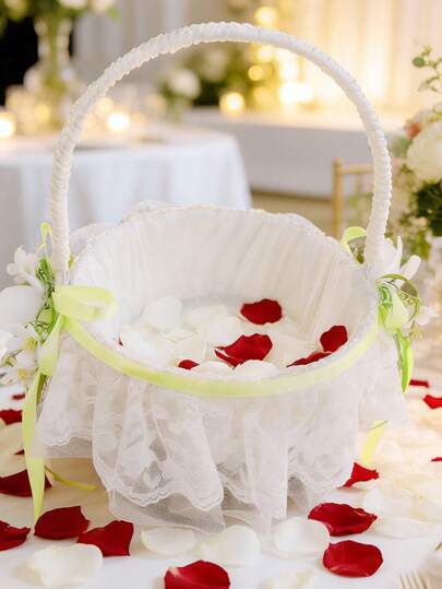 Giỏ hoa cưới ren trắng cho bé gái, trang trí ruy băng và hoa tươi, thích hợp để tung cánh hoa trong lễ cưới.