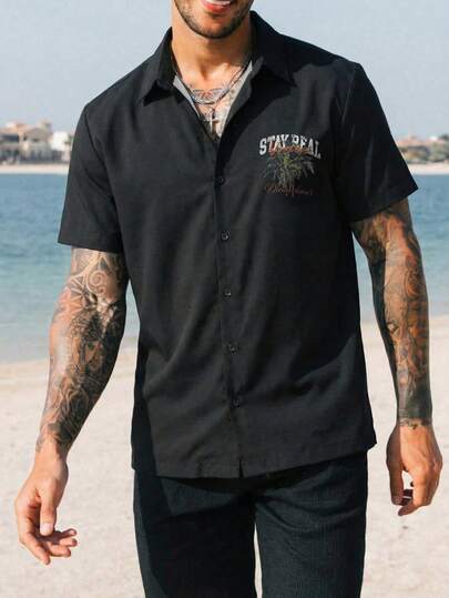 男士双面热带棕榈树印花短袖衬衫，饰有“Stay Real Dreamchaser”字母印花，面料柔软舒适，适合夏季度假和海滩穿着，纽扣设计，街头风格，充满度假氛围，是度假休闲的理想之选。