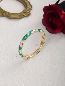 这款复古新款中式宫廷风手链，镶嵌钻石，饰以色彩缤纷的花卉图案，并采用珐琅涂层，开口设计，弹性十足，适合女性在办公室、日常、街头、音乐节等场合佩戴，是时尚女士的理想饰品。它也是一份节日礼物，适合婚礼、情人节、母亲节和生日等场合。 - 花 - 查看 3