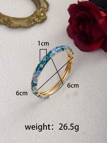 这款复古新款中式宫廷风手链，镶嵌钻石，饰以色彩缤纷的花卉图案，并采用珐琅涂层，开口设计，弹性十足，适合女性在办公室、日常、街头、音乐节等场合佩戴，是时尚女士的理想饰品。它也是一份节日礼物，适合婚礼、情人节、母亲节和生日等场合。 - 花 - 查看 2