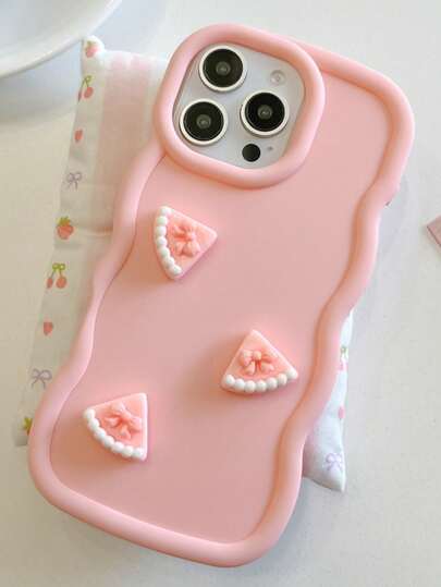 1个粉色波浪边3D蝴蝶结蛋糕片图案手机壳，防震、防滑、防刮，专为 17 Pro Max、 17/16/15/14/13/12/11系列、三星S20-S25系列、Note 14/13/12系列及A56 5G设计，是情人节/新年礼物的完美之选。