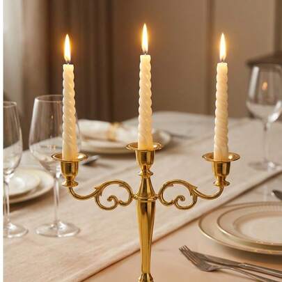 1 chiếc chân nến ba tay kiểu Pháp cổ điển, đế tròn rộng, thích hợp cho đám cưới, trang trí nhà cửa, sắp xếp tiệc cưới, bữa tối dưới ánh nến, tiệc Giáng sinh, trang trí trung tâm bàn, trang trí sân vườn ngoài trời, cũng như làm quà tặng tân gia, quà cưới, quà kỷ niệm, quà sinh nhật, quà Ngày của Mẹ.