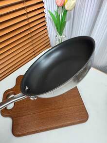 Chảo thép không gỉ 18/10 đường kính 18cm chống dính, thích hợp để làm bánh kếp, chiên trứng, bít tết, dùng được trên bếp ga và bếp từ, đáy phẳng, sử dụng được trong gia đình và nhà hàng, cấu trúc thép 3 lớp. - Xem 7