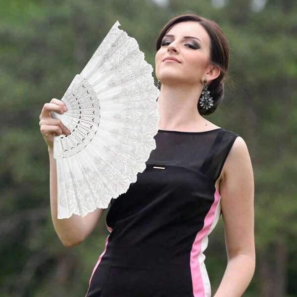 1 Women's White Folding Fan With Silver Pattern, Fashionable Dance Fan Suitable For Parties, Shopping, Travel, Sun Shading And Other Occasions, Elegant And Fashionable. Portable Folding Hand Fan, Women's Fan, Dance Fan, Photography Fan, Prop Folding Fan, Suitable For Daily Leisure Use, More Suitable For Taking Photos, Attending Parties, Traveling, Can Be Given As Holiday Gifts To Friends, Family, Lovers, Colleagues, As Well As Birthday Gifts, Event Gifts, Wedding Gifts.