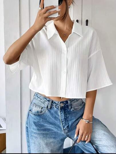 Camisa corta de mujer blanca con textura tejida, hombros caídos, manga 3/4, cuello de camisa