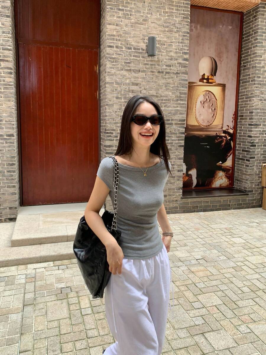 女款夏季短袖 T-shirt,設計感船領修身優雅灰色針織上衣,休閒風格 - 花灰色 - 查看 1