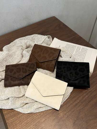 1 chiếc ví cầm tay mini kiểu retro thời trang này đáp ứng nhu cầu lưu trữ cơ bản. Một chiếc ví chất lượng cao, giá cả phải chăng, có thể đựng tiền xu, thẻ và các vật dụng nhỏ khác, phù hợp cho các chuyến đi chơi, hoạt động ngoài trời, những chuyến đi ngắn và sử dụng hàng ngày.