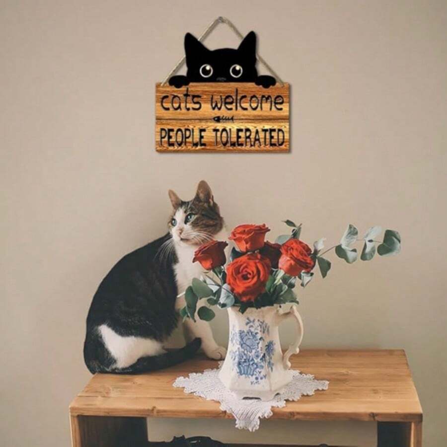 这款趣味十足的黑猫标志欢迎牌，是送给爱猫人士的家居装饰礼物，也是猫咪墙饰、万圣节黑猫木质挂饰的理想之选。将这款猫咪标志挂在墙上或门上，不仅能美化您的房间，还能营造出趣味盎然的氛围。点亮您家人和朋友的日常生活，他们一定会为这幅精美的艺术画作而赞叹不已！