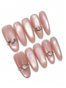 Bộ 10 móng này có tên là Ring Light Pink Sequence. Bộ móng này thể hiện kết cấu lấp lánh mắt mèo liền mạch, với chi tiết nhẫn kim cương 3D nổi bật trên nền hồng nhạt như một chiếc nhẫn bắt sáng trên bề mặt lụa hồng. Lớp phủ bóng tạo thêm nét sang trọng tinh tế, mang đến vẻ ngoài điềm tĩnh và tinh tế. - Hồng - Xem 2